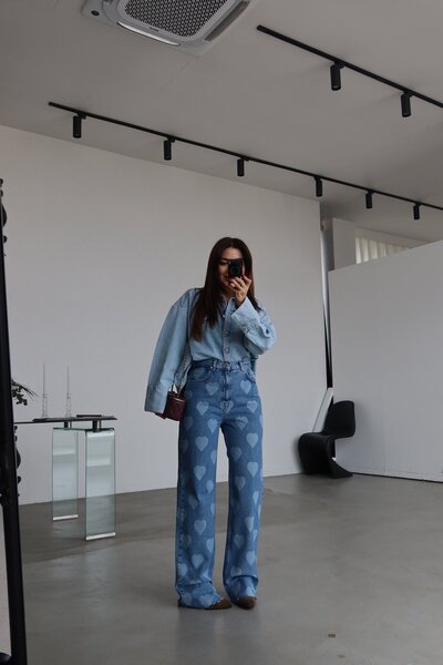 Özge Özgenç Kalp Baskılı Paçası Kesik Jean