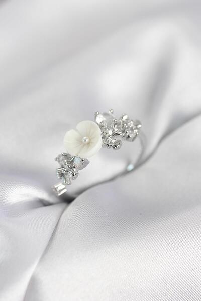 Inure Jewelry خاتم نسائي من النحاس الفضي اللون مزين بحجر الزركون على شكل زهرة