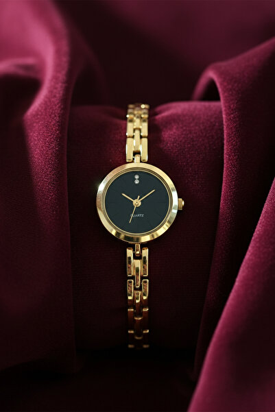 İnogge ساعة يد نسائية فاخرة من بروداز جولد مينيمال بمينا أسود وتفاصيل حجرية