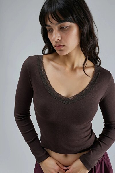 Hiccup Μπλούζα BUSEM Slim Fit με λεπτομέρεια από δαντέλα και λαιμόκοψη V