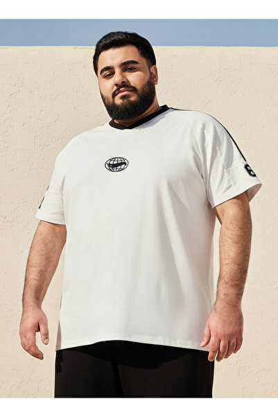 Maxim تيشيرت رجالي بقصة عادية، بياقة على شكل حرف V وأكمام قصيرة، مطبوع عليه ر...