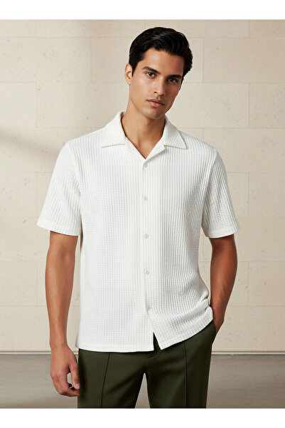 Iconic قميص رجالي بأكمام قصيرة وياقة واسعة وقصة عادية وياقة مربعة.