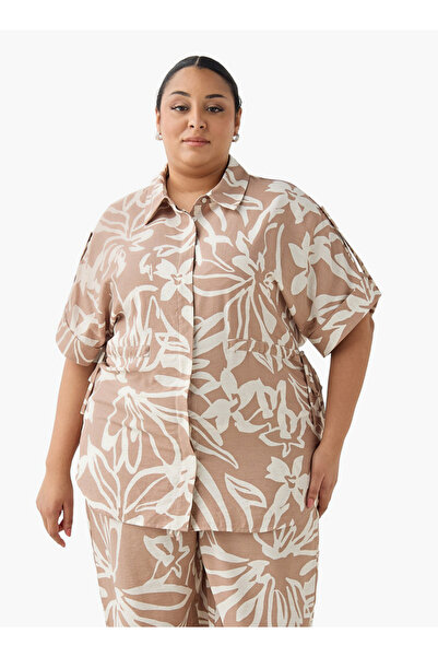 Ulla Popken قميص بقصة قصة مريحة وتفاصيل ربطة عنق بنقشة زهور