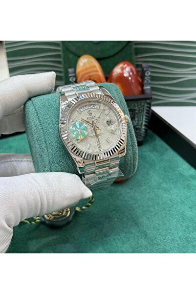 Watch A men's watch with a sophisticated design that combines elegance and pr...