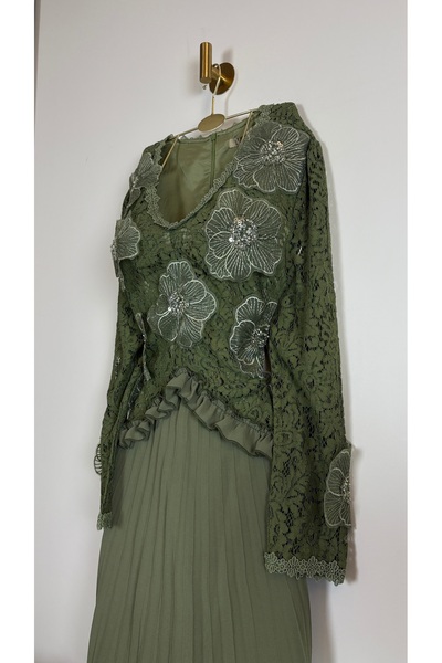 TOP BERLANTY Olivia's elegant evening gown - a blend of lace and pleated chiffon