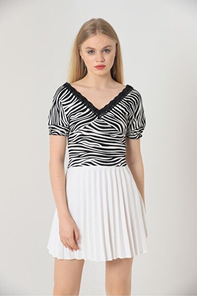 Caddebostan Moda Zebra Patterned V-Neck Lace Detailed Short Sleeve Blouse