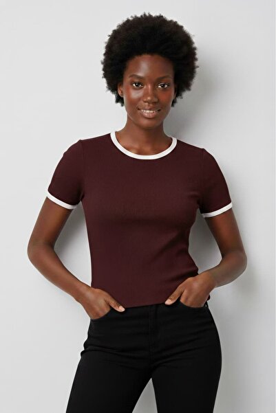 Disela Modal Short Sleeve T-Shirt with Sleeves and Collar in Burgundy