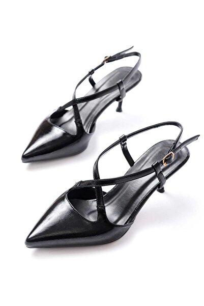 Simplicty حذاء بكعب عالٍ من الجلد الأسود اللامع مع تفاصيل شريطية متقاطعة