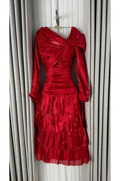 Special-DIARA Red evening dress with a satin sheen and a modern design