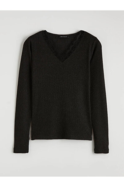 LC Waikiki Μαύρη μπλούζα με λεπτομέρεια από δαντέλα σε σχήμα V