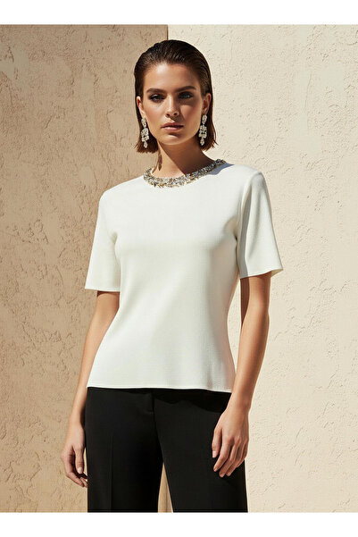 Iconic بلوزة بيبلوم بقصة عادية وتفاصيل مزخرفة