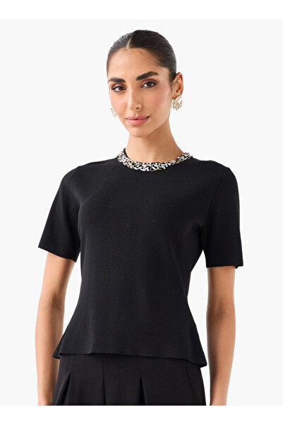 Iconic بلوزة بيبلوم بقصة عادية وتفاصيل مزخرفة