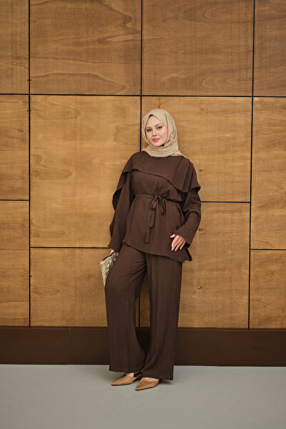 LOCCO Women's Self-Patterned Collared Cape and Waist Tie Set in Brown