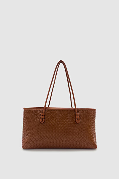 Wuclo حقيبة كتف ديالا بنمط محبوك وحزام ثابت باللون البني