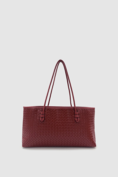 Wuclo حقيبة كتف ديالا بنمط محبوك وحزام ثابت باللون الأحمر الداكن