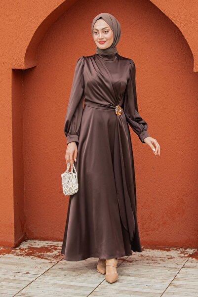 Tesettür Çarşım Nilda Gül Broş Detaylı Saten Abiye-Kahve