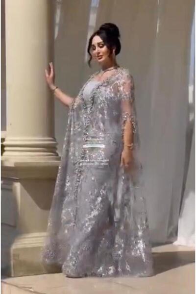 NO BRAND Women's evening dress with stretch Crepe lining and embroidered trim.