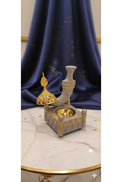 INCENSERA مبخرة بتصميم تراثي فاخر يجمع بين شكل "الدلة" أو "الخنجر" والزخارف ا...