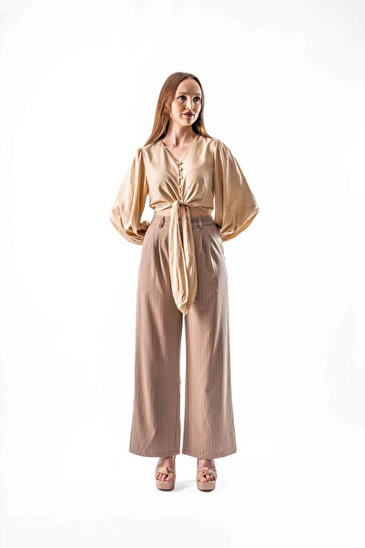 2TRENDY A stylish top with bow details features a modern and elegant design, ...