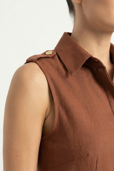 RİGALA KAHVE GÖMLEK YAKA ÖN GİZLİ DÜĞME KOLSUZ KETEN TULUM