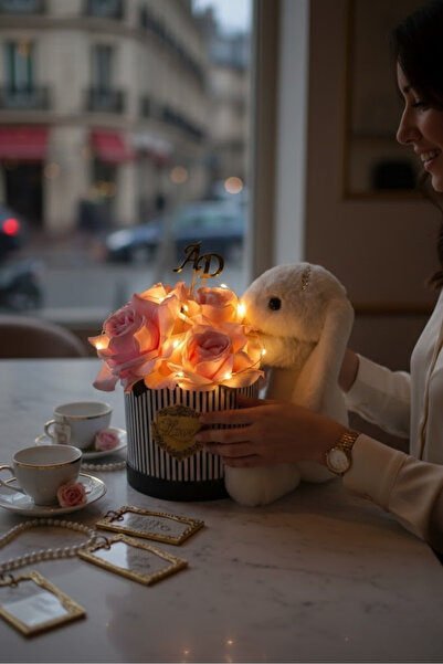 Livra Gift Kişiye Özel Harfli Led Işıklı Dekoratif Pembe Güller ve Peluş Tavş...