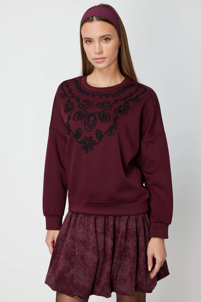 On Fashion Women's Embroidered Collar Burgundy Sweatshirt 66357
