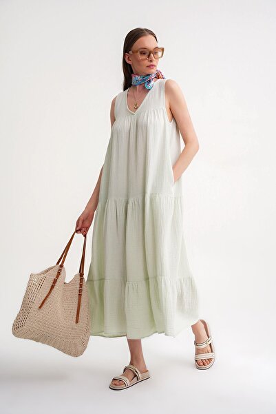 Hiccup Mixray sleeveless muslin midi dress with V-neck and pockets