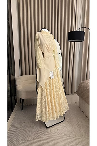 Nareen Fashion An elegant dress in a soft cream color that combines sophistic...