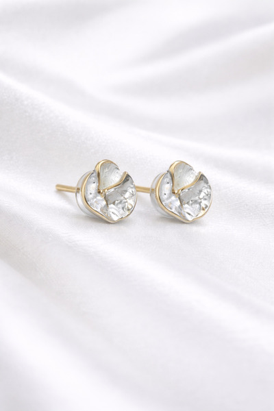 Beyaz Mineli Gold Detaylı Çiçek Küpe