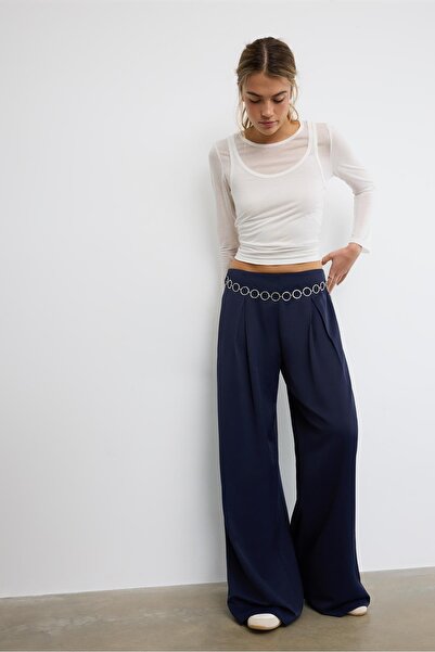 Stradivarius Zincir kemerli saten yüzeyli pensli pantolon