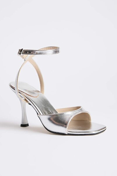 TRENDYOL SHOES Silberne Damen 9 cm Klassische Schuhe mit Absatz TAKSS26TO00010