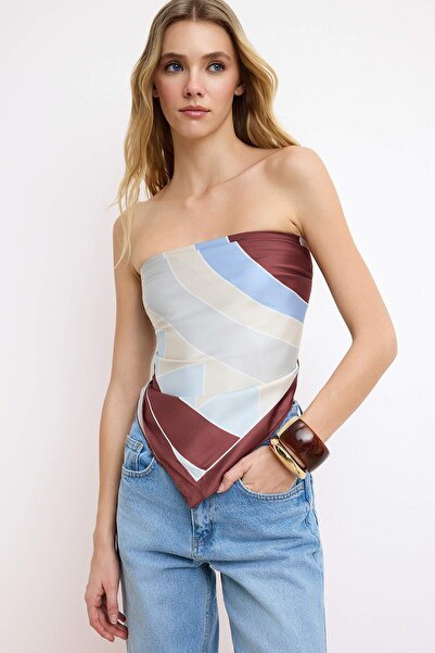 Trendyol Collection Braune Satin-Schalbluse mit geometrischem Muster, geeigne...