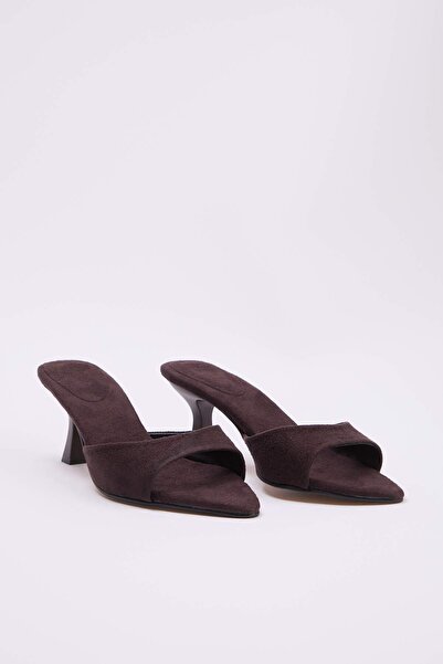 TRENDYOL SHOES Papuci cu toc pentru femei, din piele intoarsa maro, cu toc as...