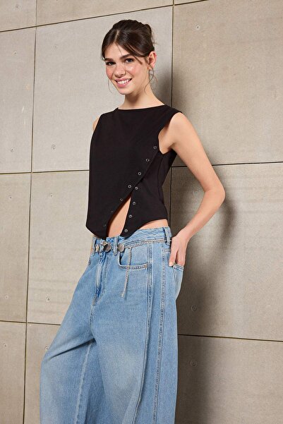 Trendyol Collection Schwarze, eng anliegende, ärmellose, bauchfreie, elastisc...