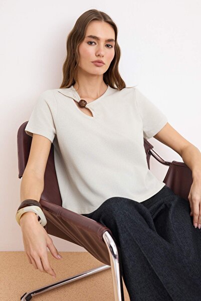 Trendyol Collection Taş Regular/Normal Fit Kurzarm-Strickbluse mit Accessoire...