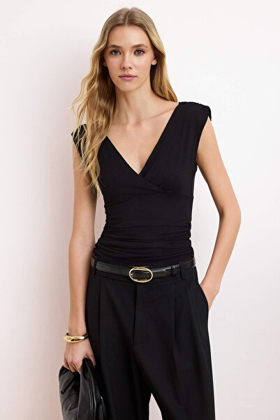 Trendyol Collection Μαύρη εφαρμοστή μπλούζα με λαιμόκοψη V, αμάνικη, με κορδό...