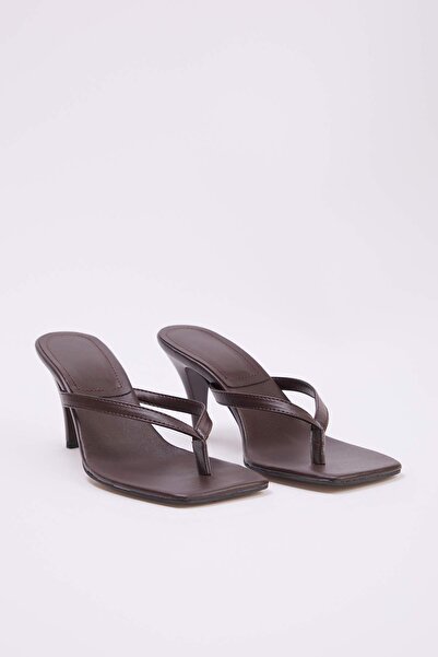 TRENDYOL SHOES Braune Flip-Flops mit quadratischer Zehenpartie für Damen, 8,5...