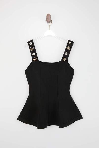 ترينديول كوليكشن بلوزة رفيعة ذات ياقة مربعة سوداء اللون TWOSS26BZ00295