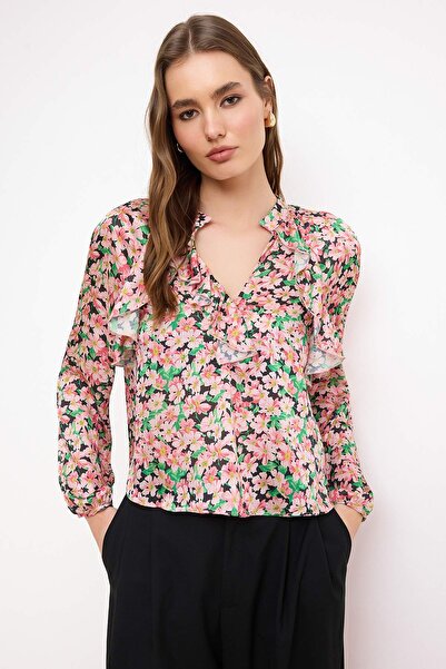 Trendyol Collection Ροζ φλοράλ μπλούζα με βολάν και λεπτομέρειες από σατέν ύφ...