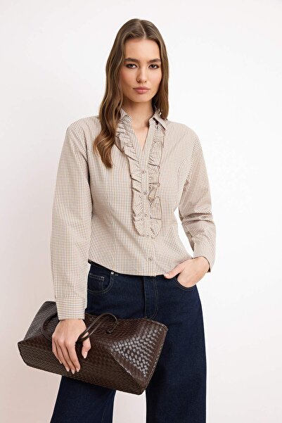 Trendyol Collection Braunes Gingham-Rüschenhemd mit Taillenschnitt TWOSS26GO0...