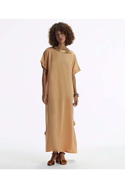 Yargıcı Kısa Kollu Yakası Pullu  Düz Kesim Uzun Elbise