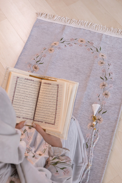 tulteks طقم صلاة تولتكس فاخر بتصميم زهري - سجادة صلاة، ثوب صلاة، غلاف للقرآن،...