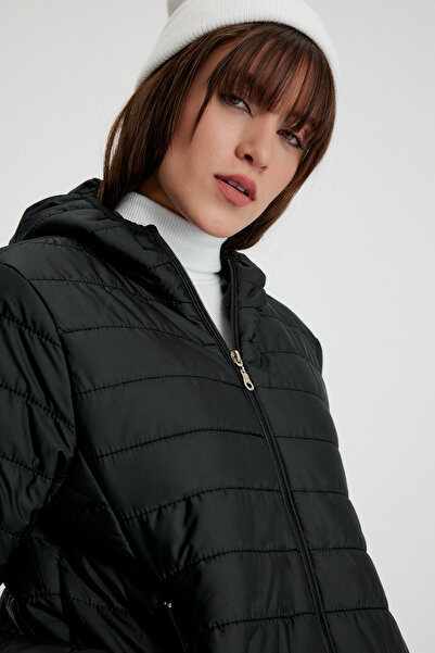 Tonny Black Γυναικείο μαύρο παλτό με καπιτονέ ίνες, αδιάβροχο και αντιανεμικό...