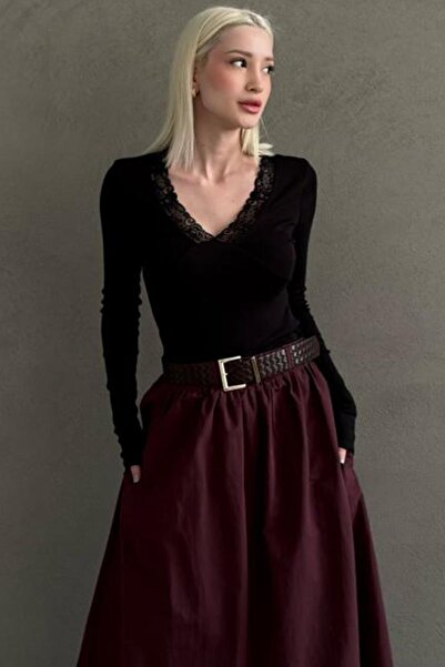 Seeh بلوزة نسائية سوداء بياقة على شكل حرف V ودانتيل SH347