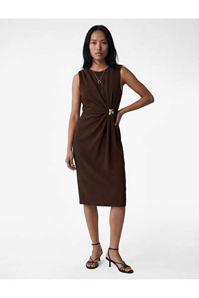 Koton Krep Kumaş Slim Fit Aksesuarlı Kolsuz Bisiklet Yaka Midi Boy Drapeli El...