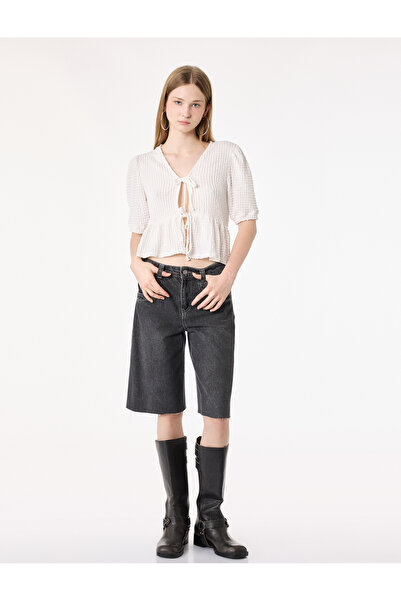 Koton Tricou cu mânecă scurtă, cu volane, decolteu în V și detaliu din dantelă