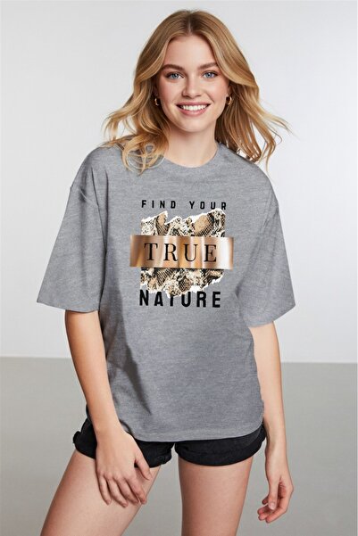 caddekombin تي شيرت نسائي باللون الرمادي بتصميم عصري وطباعة شعار "Motto Written"