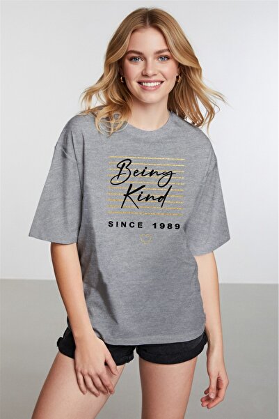 caddekombin Γυναικείο μπλουζάκι σε γκρι χρώμα με χρυσή εμπριμέ γραμμή και λεπ...