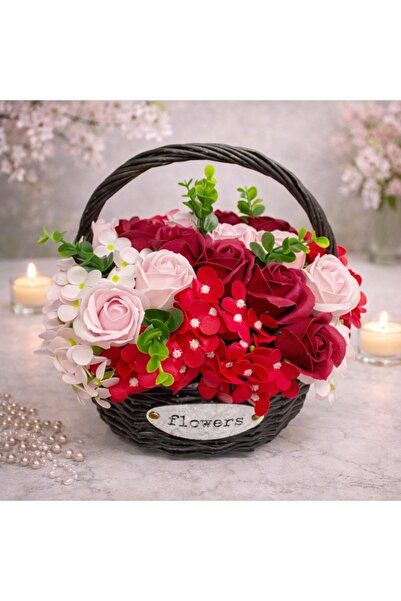 velve Aranjament floral cu trandafiri si ohortensie de sapun in cosulet imple...