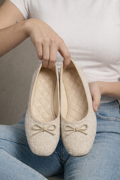 Beyond Balerini Mary Jane cu fundă din țesătură tweed crem pentru femei, 1 cm...